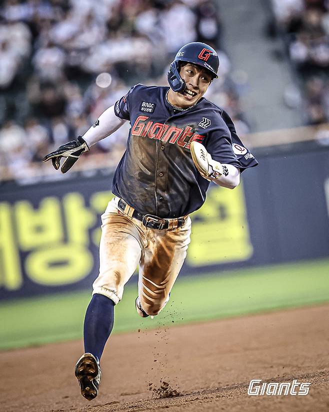 롯데 황성빈이 15일 잠시구장에서 열린 2026 KBO리그 정규시즌 두산전에서 홈을 향해 달리고 있다. 사진 | 롯데 자이언츠