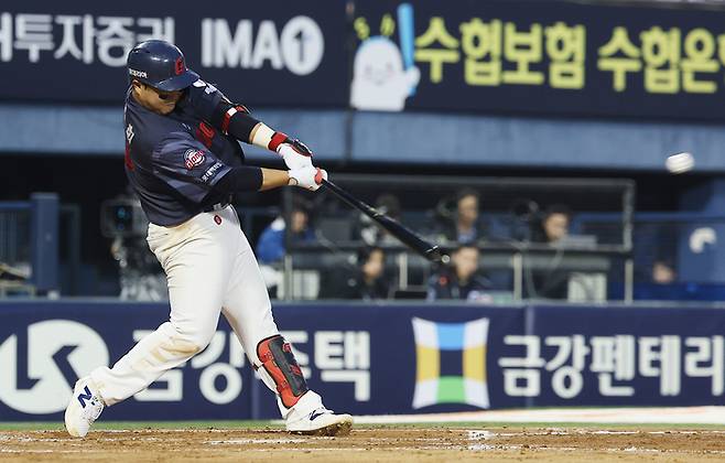 롯데 한동희가 15일 잠실구장에서 열린 2026 KBO리그 정규시즌 LG와 경기에서 2루타를 치고 있다. 사진 | 잠실=연합뉴스