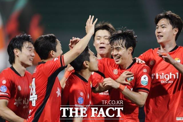 4경기 연속 무패행진을 달리며 선전하고 있는 강원 선수들./K리그