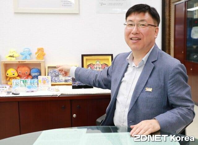 권석민 국립과학관장이 관장실 내 캐릭터 등이 진열돈 보물창고'를 공개했다.(사진=지디넷코리아)