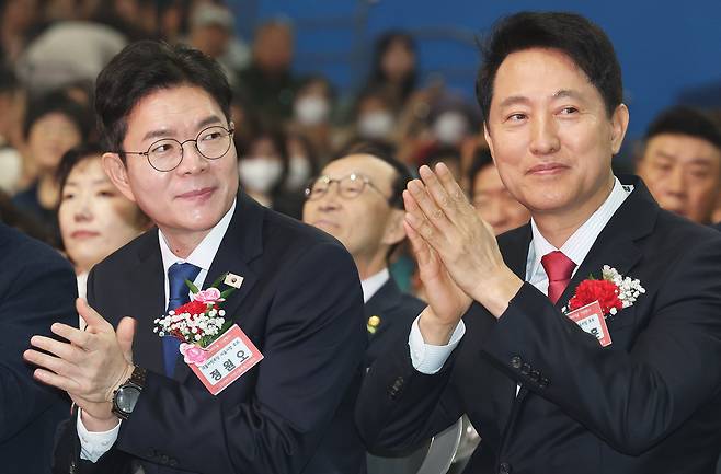 정원오 더불어민주당 서울시장 후보와 오세훈 국민의힘 서울시장 후보가 6일 서울 중구 장충체육관에서 열린 대한노인회 서울시연합회 제54회 어버이날 기념행사에서 나란히 손뼉을 치고 있다. /뉴스1