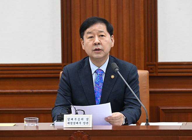 구윤철 부총리 겸 재정경제부 장관이 15일 서울 종로구 정부서울청사에서 ‘비상경제본부회의 겸 경제관계장관회의’를 열고 모두발언을 하고 있다. 재정경제부 제공