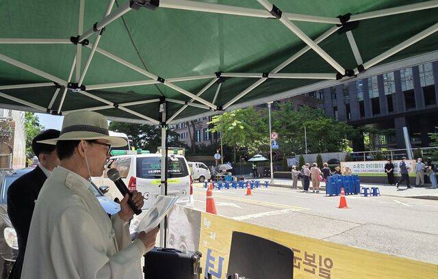 박영규 예수제자교회 원로목사가 13일 서울 종로구 평화의소녀상 앞에서 한국위안부소녀기념교회 예배를 인도하고 있다.