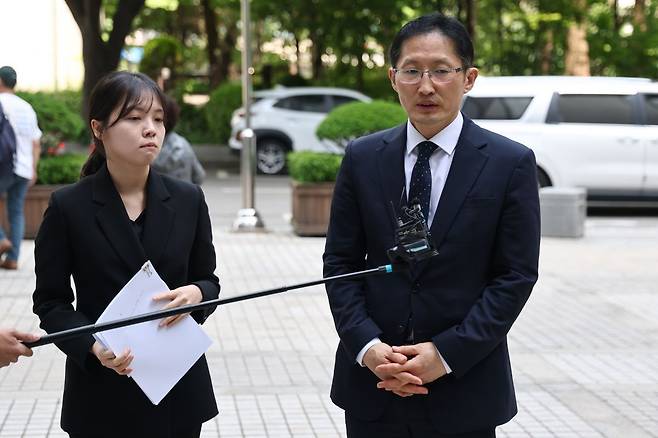 허위 자백을 강요당했던 고 홍성록 씨의 자녀 측 변호인인 박준영 변호사가 15일 선고 직후 입장을 밝히고 있다. 연합뉴스
