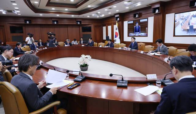 구윤철 경제부총리 겸 재정경제부 장관이 15일 오전 서울 종로구 정부서울청사에서 비상경제본부회의 겸 경제·부동산 관계 장관회의를 주재하고 있다. 연합뉴스