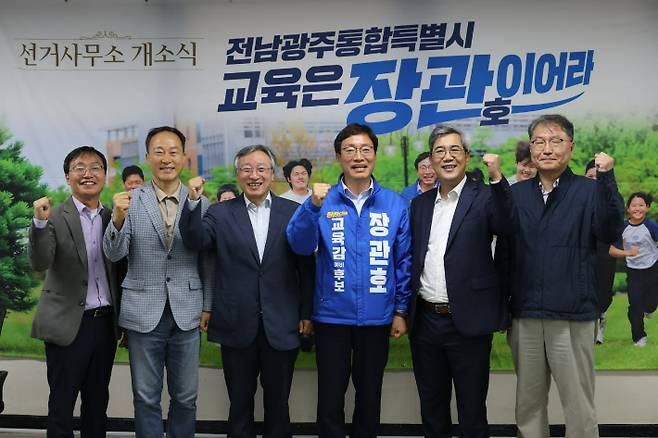 AI 교육 자문단 위촉식 및 정책 간담회 기념촬영. 장관호 후보 제공