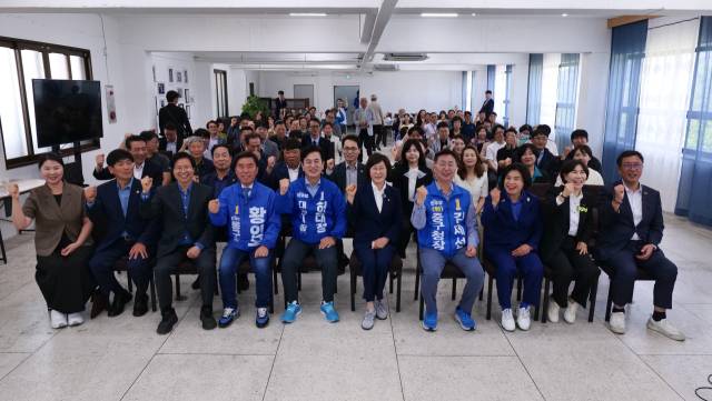 ▲더불어민주당 허태정 대전시장 후보와 전국소상공인위원회가 간담회를 개최한 뒤 기념촬영을 하고 있다 ⓒ허태정 선거사무소