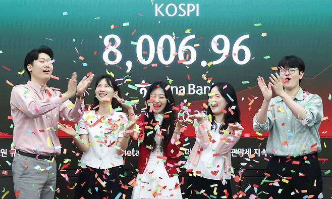 코스피가 장중 사상 처음으로 8000선을 돌파한 15일 오전 서울 중구 하나은행 딜링룸에서 직원들이 축하 세레머니를 하고 있다. 이날 코스피는 전 거래일 대비 29.66포인트(0.37%) 내린 7951.75에 거래를 시작했다. 뉴스1