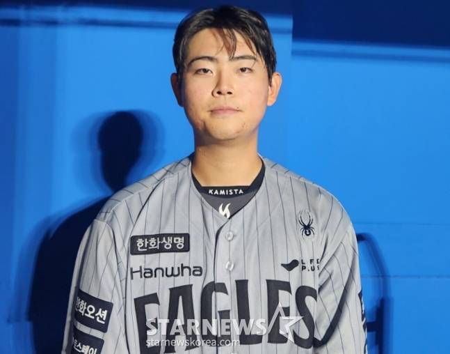 한화 이글스 포수 허인서가 14일 키움 히어로즈전을 마친 뒤 취재진과 인터뷰를 하고 있다. /사진=안호근 기자