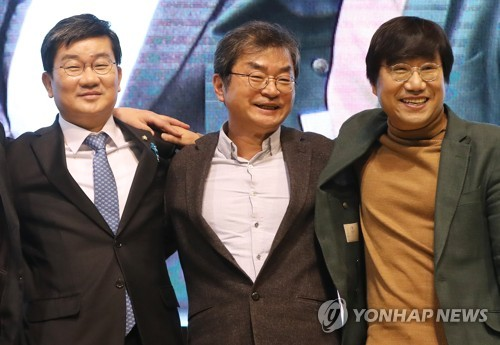 2018년 ‘6·13 지방선거’ 경기지사 출마 의사를 밝힌 당시 전해철 더불어민주당 의원(왼쪽)이 10일 오후 경기도 수원시 아주대학교에서 열린 북콘서트에서 이호철 전 청와대 민정수석(가운데), 양정철 전 청와대 홍보기획비서관(오른쪽)과 어깨동무를 하고 있다. 연합뉴스