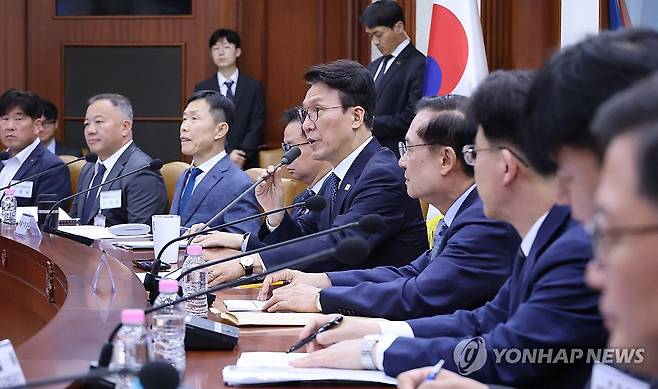 민관 대테러업무 혁신 TF 최종보고회의 주재하는 김민석 국무총리 (서울=연합뉴스) 안정원 기자 = 김민석 국무총리가 15일 오전 서울 종로구 정부서울청사에서 열린 민관 대테러업무 혁신 태스크포스(TF) 최종보고회의를 주재하고 있다. 2026.5.15 jeong@yna.co.kr