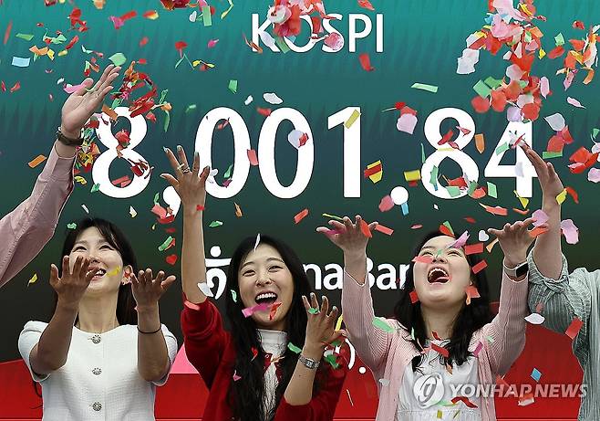 '꿈의 8천피' (서울=연합뉴스) 윤동진 기자 = 15일 서울 하나은행 본점 딜링룸에서 코스피 8,000 기념 세리머니가 진행되고 있다. 2026.5.15 mon@yna.co.kr