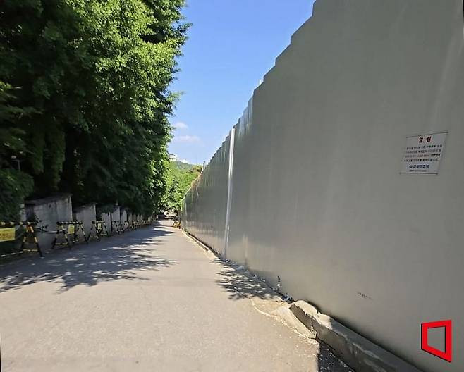 서울 용산구 한남동 그랜드하얏트서울 뒷길. 왼쪽은 호텔 부지, 오른쪽은 부영주택이 보유한 하얏트 주차장 부지다. 흰색 가설 펜스에 '부영주택 소유 사유재산'이라는 알림판이 붙어 있다. 최서윤 기자