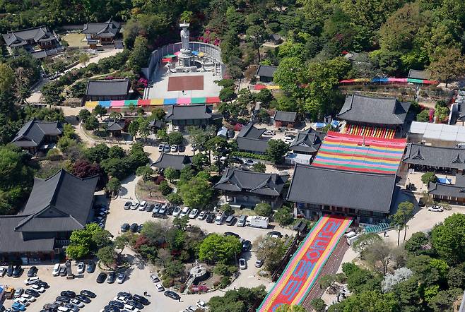 부처님오신날을 앞두고 5월 16일 서울 강남구 봉은사에 연등이 걸려 있다./뉴스1