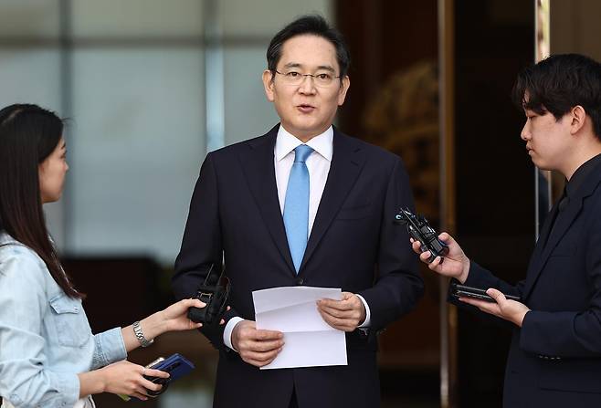 이재용 삼성전자 회장이 16일 서울 강서구 서울김포비즈니스항공센터로 귀국하며 입장을 밝히고 있다. 2026.5.16/뉴스1