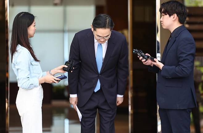 이재용 삼성전자 회장이 16일 서울 강서구 서울김포비즈니스항공센터로 귀국하며 노조 파업에 대한 입장을 밝히던 중 고개숙여 사과하고 있다. 2026.5.16/뉴스1