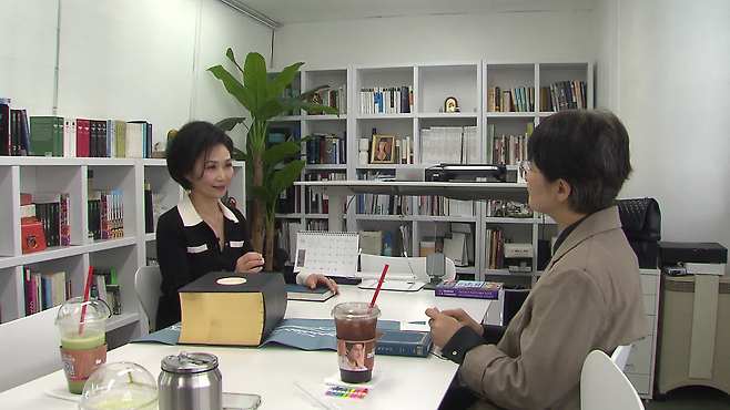 서울 강남구 사무실에서 만난 김정아 박사. 번역가이지만 뜻밖에, 패션업체를 이끄는 대표기도 하다.