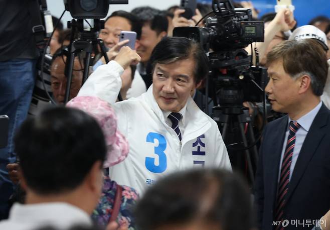 (평택=뉴스1) 김영운 기자 = 조국 조국혁신당 경기 팽택을 국회의원 후보가 15일 경기 평택시 안중읍 선거사무소에서 열린 개소식에 입장하고 있다. 2026.5.16/뉴스1 Copyright (C) 뉴스1. All rights reserved. 무단 전재 및 재배포, AI학습 이용 금지. /사진=(평택=뉴스1) 김영운 기자