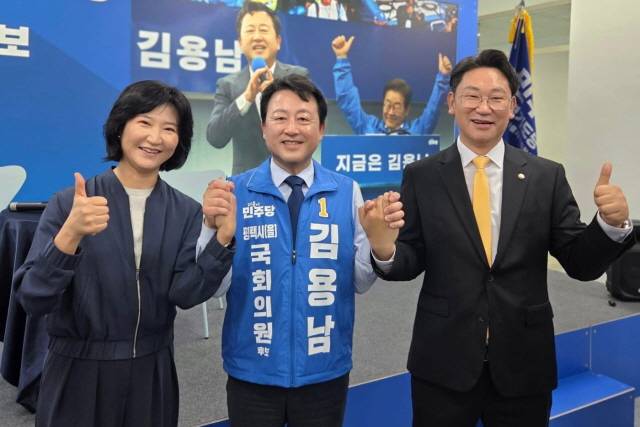 왼쪽부터 노정연 씨, 김용남 더불어민주당 경기 평택을 국회의원 재선거 후보, 곽상언 민주당 의원. 김용남 선거캠프 제공