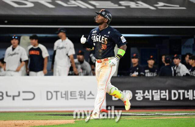 2026년 5월 15일 오후 경기도 수원KT위즈파크에서 열린 '2026 신한 SOL KBO리그' 한화 이글스와 KT 위즈의 경기. 한화 페라자가 8회초 2사 3루서 2점 홈런을 친 뒤 홈으로 들어가고 있다./수원 = 유진형 기자