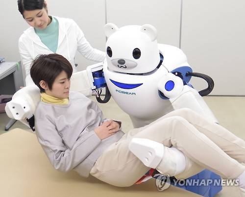 일본, 노약자·환자 돌봄 로봇 지원금 추진 (나고야 교도=연합뉴스) 사진은 2015년 2월 23일 오후 나고야시에서 일본 이화학연구소가 개발한 개호용 로봇 '로베아'가 여성을 들어올려 침대로 옮기는 장면. 2015.12.28
sewonlee@yna.co.kr