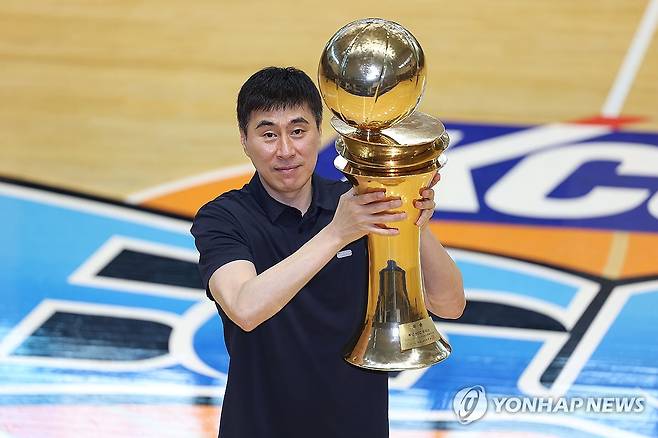 우승컵 들어 올리는 이상민 감독 (용인=연합뉴스) 김성민 기자 = 부산 KCC 이지스 이상민 감독이 15일 경기도 용인시 KCC 용인연습체육관에서 연합뉴스와 인터뷰하기 전 우승컵을 들어 올리고 있다. 2026.5.16 ksm7976@yna.co.kr