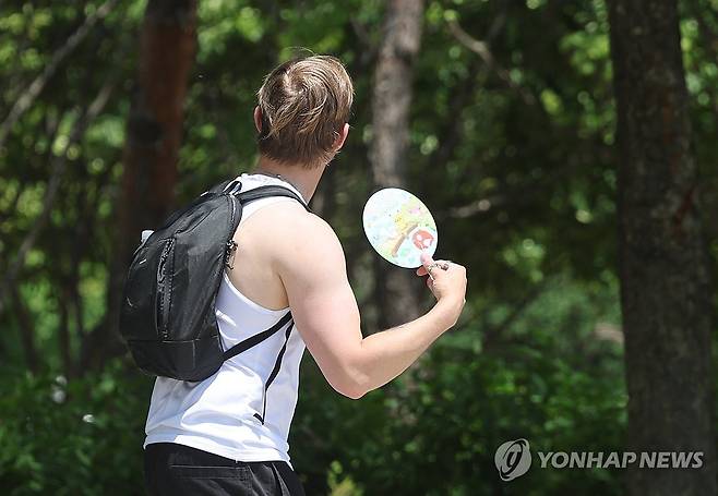 여름같은 더위 (서울=연합뉴스) 박동주 기자 = 서울 낮 기온이 31도까지 오르는 등 전국 곳곳에서 여름처럼 더운 날씨를 보인 14일 외국인이 서울 성동구 서울숲을 지나고 있다. 2026.5.14 pdj6635@yna.co.kr
