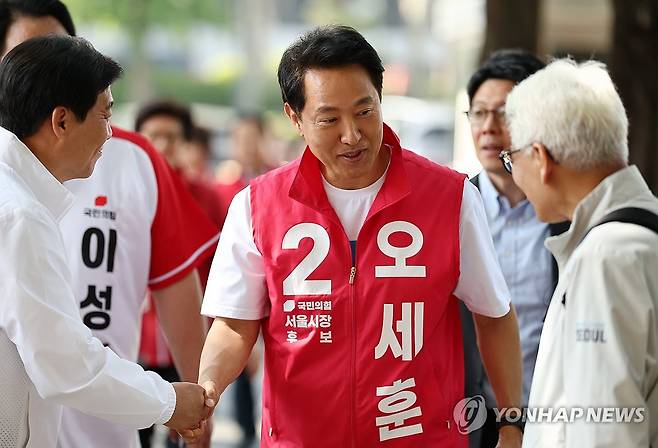 서울시민체육대축전 찾은 오세훈 후보 (서울=연합뉴스) 윤동진 기자 = 국민의힘 오세훈 서울시장 후보가 16일 서울 잠실 실내체육관에서 열린 2026서울시민체육대축전에 참석하고 있다. 2026.5.16 mon@yna.co.kr