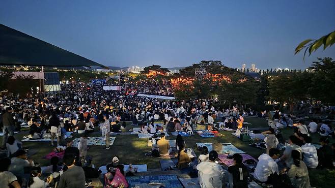 세종호수공원에 낙화 축제를 즐기러 모여든 방문객들. (사진=이희택 기자)