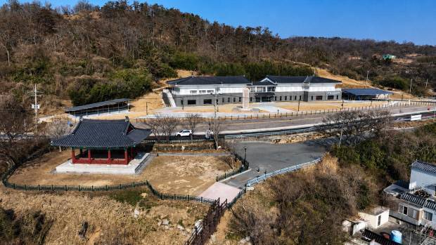 경주시가 문무대왕의 호국 역사를 현대적으로 재해석하고, 실감형 영상 콘텐츠를 통해 신라 해양문화와 문무대왕의 호국정신을 체험할 수 있는 문무대왕릉 인근에 조성된 역사관이 15일 개관해 본격 운영에 들어갔다. 문무대왕 해양역사관 전경. 경주시 제공
