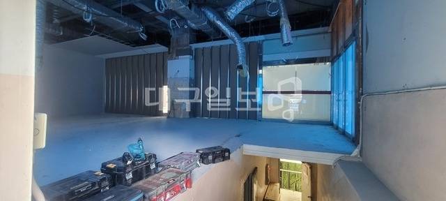 옛 대구 서구 홈플러스 내당점 건물에 장보고 식자재마트가 입점을 앞둔 가운데 19일 오전 내부 인테리어 공사가 진행 중인 모습이다. 권영진 기자