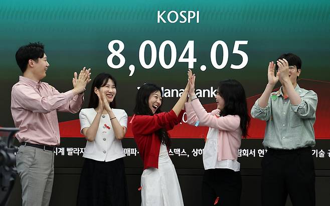 15일 서울 하나은행 본점 딜링룸에서 코스피 8,000 기념 세리머니가 진행되고 있다./사진=연합뉴스
