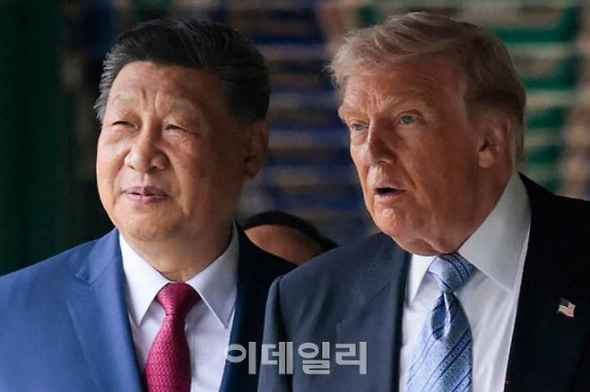 도널드 트럼프(오른쪽) 미국 대통령과 시진핑 중국 국가주석이 15일 중국 베이징 중난하이 정원을 함께 걷고 있다. (사진=AFP)