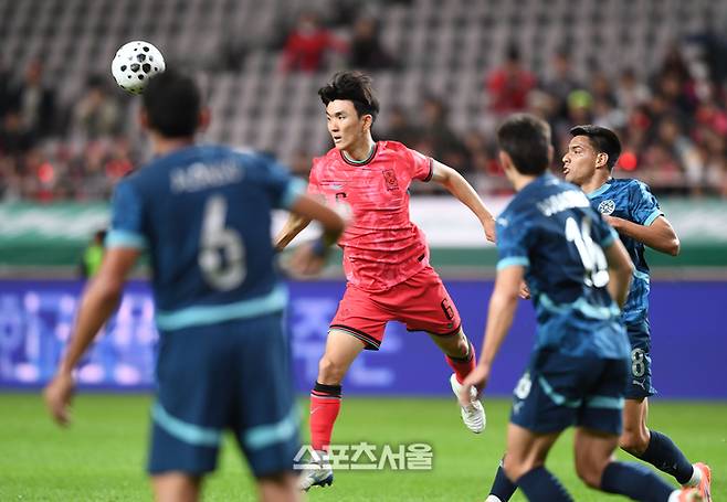 황인범이 14일 서울월드컵경기장에서 열린 남자 축구 국가대표 평가전 파라과이와 경기에서 패스를 하고 있다. 2025. 10. 14. 최승섭기자 thunder@sportsseoul.com