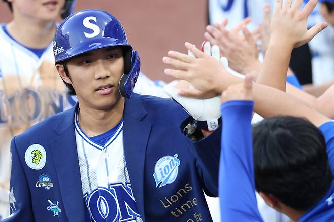 삼성 이재현이 16일 대구삼성라이온즈파크에서 열린 2026 KBO리그 정규시즌 KIA전 6회말 홈런을 친 후 더그아웃에서 동료들과 하이파이브를 하고 있다. 사진 | 삼성 라이언즈