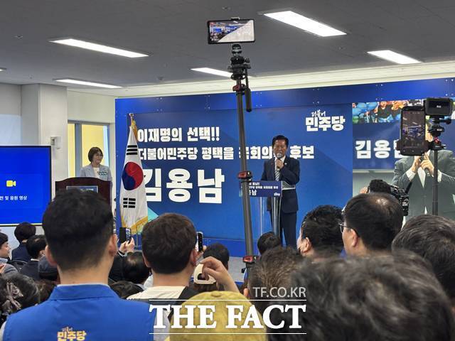 16일 김용남 더불어민주당 평택을 국회의원 후보의 개소식에 정청래 당대표, 이언주 최고위원, 조승래 사무총장 등 당 지도부가 대거 참석해 지원 사격에 나섰다. 사진은 정 대표가 발언하고 있는 모습. /이하린 기자