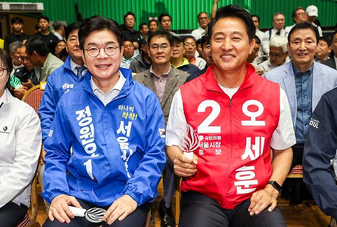 정원오(왼쪽) 더불어민주당 서울시장 후보와 오세훈 국민의힘 서울시장 후보가 16일 서울 송파구 잠실실내체육관에서 열린 서울시민체육대축전 개막식에 참석해 자리에 앉아 있다./뉴시스