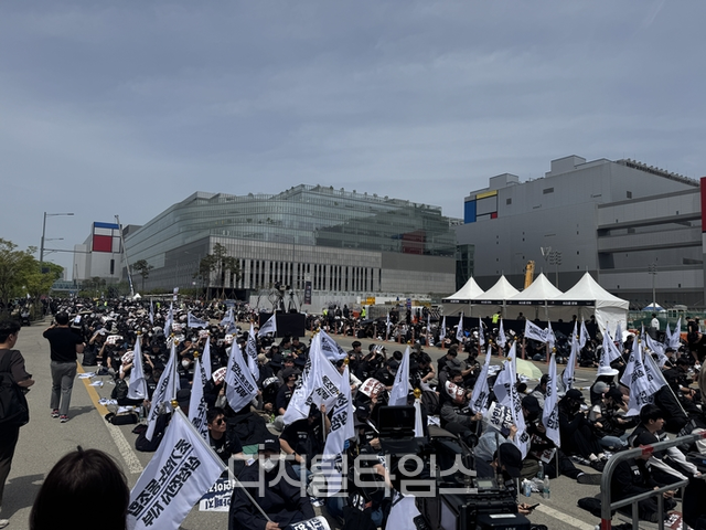 삼성전자 첫 과반노조 지위를 확보한 ‘삼성전자 초기업노조’ 노조원들이 지난달 23일 삼성전자 평택사업장 앞에서 투쟁결의대회를 갖고 있다.