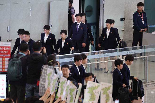 아시아축구연맹(AFC) 여자챔피언스리그 준결승전에 출전하는 북한 여자축구팀 ‘내고향여자축구단’이 17일 오후 인천국제공항 제1여객터미널로 입국하고 있다. 김혜윤 기자 unique@hani.co.kr