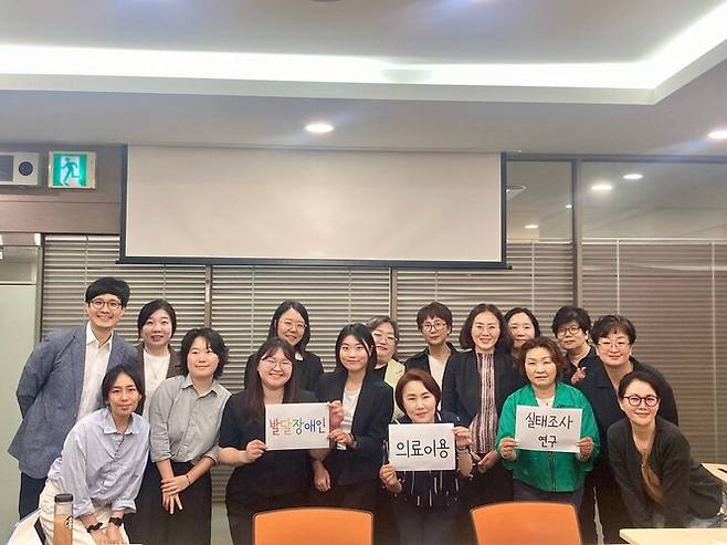 김승섭 서울대 보건대학원 교수 연구팀이 지난 14일 서울 여의도 이룸센터에서 발달장애 부모들과 만나 ‘발달장애인 의료 이용 실태조사’ 간담회를 열고 있다. 연구팀 제공