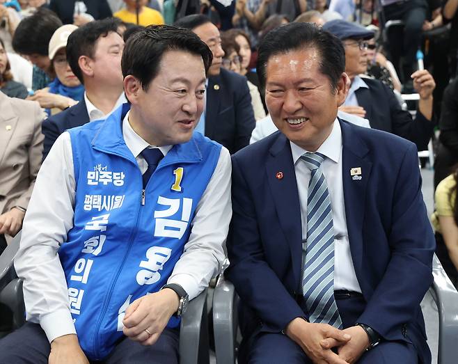 더불어민주당 정청래 대표와 경기 평택을 국회의원 재선거에 출마한 김용남 후보가 16일 경기도 평택시 안중읍 선거사무소에서 열린 개소식에서 대화하고 있다. 연합뉴스