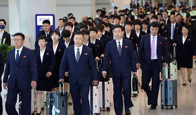 북한 여자축구팀 ‘내고향여자축구단’이 17일 오후 인천국제공항을 통해 입국했다. 뉴스1