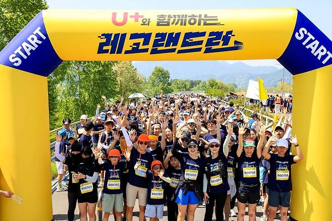 ▲ 레고랜드 코리아 리조트가 LG유플러스와 협업해 진행한 ‘레고랜드 RUN’ 행사가 지난 16일 춘천 하중도 일대에서 4000명이 참가한 가운데 열렸다. 레고랜드 제공