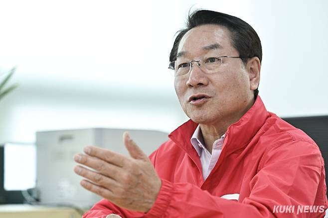 유정복 국민의힘 인천시장 후보가 14일 인천 미추홀구 캠프 사무소에서 쿠키뉴스와 인터뷰하고 있다. 남동균 기자