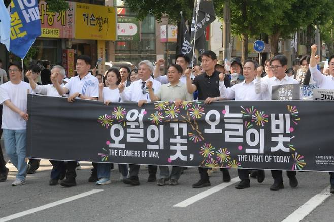 강기정 광주시장이 16일 오후 제46주년 5·18민주화운동 기념행사 '민주평화대행진'에 참석해 '오월의 꽃, 오늘의 빛'이라는 문구가 새겨진 펼침막을 들고 금남로 일대를 행진하고 있다./사진=광주시