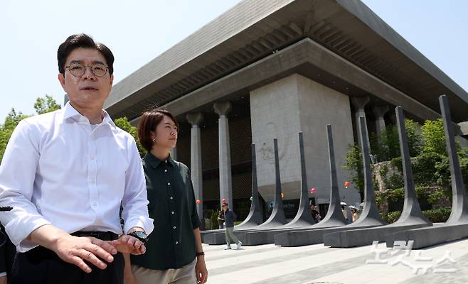 더불어민주당 정원오 서울시장 후보가 15일 서울 광화문광장 감사의 정원을 둘러본 뒤 취재진에게 입장을 밝히고 있다. 황진환 기자