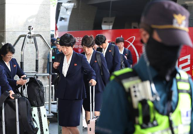 아시아축구연맹(AFC) 여자 챔피언스리그(AWCL) 4강 토너먼트에 출전하는 내고향여자축구단이 17일 경기도 수원시 한 호텔에 도착하고 있다. 연합뉴스