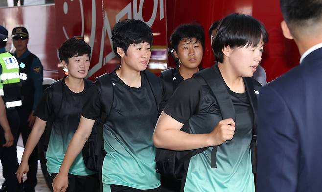 아시아축구연맹(AFC) 여자 챔피언스리그(AWCL) 4강 토너먼트에 출전하는 내고향여자축구단이 17일 경기도 수원시 한 호텔에서 나오고 있다. 연합뉴스