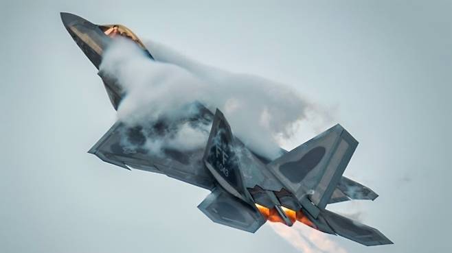 미 공군 F-22 랩터 시범비행팀 소속 전투기가 2024년 7월 9일 버지니아주 랭글리-유스티스 합동기지 상공에서 기동 비행을 하고 있다. F-22는 세계 최강의 제공 전투기로 평가받지만, 생산 수량은 187대에 그쳤다. 미 공군 제공