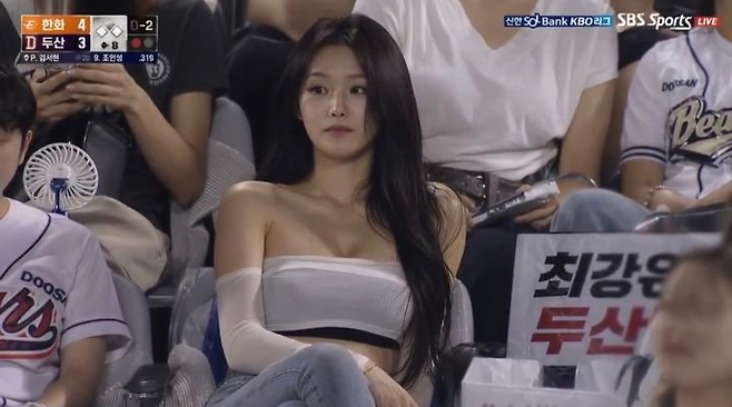 인공지능(AI)으로 추정되는 야구 중계 영상 속 한 여성. 스레드 캡처